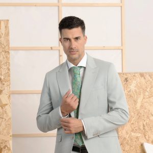 Trajes de novio y calle en Estepona