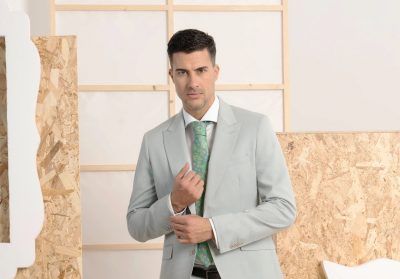 Trajes de novio y calle en Estepona