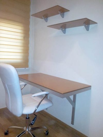 Escritorio con incrustación en textil, cristalería