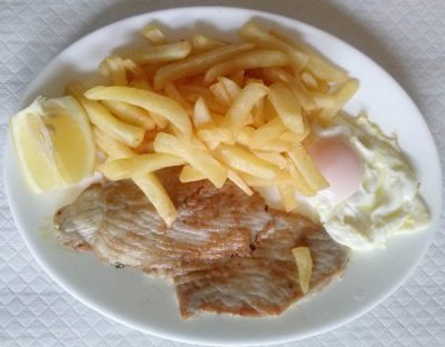 Plato combinado de filete de cerdo con patatas y huevo Estepona